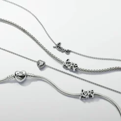 Charm Love en Lettres Cursives